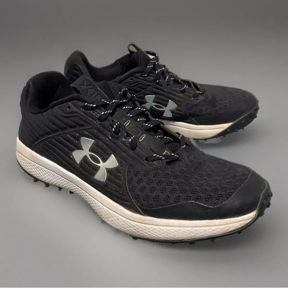 Men's Under Armour  Black White Size 9 Indoor Cleats Good Condition